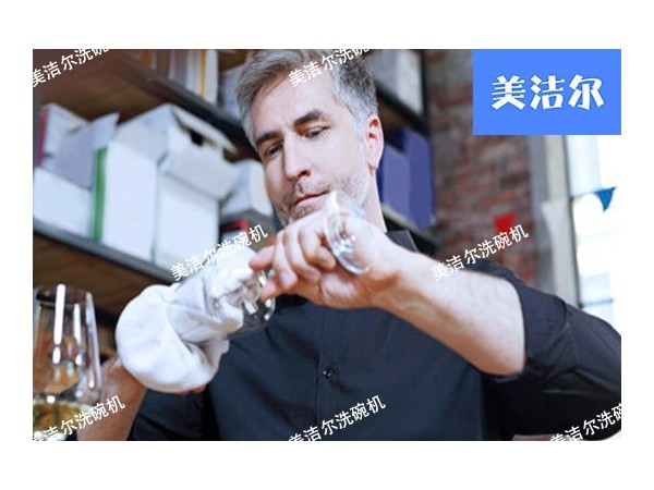 擁有透亮的玻璃杯，美潔爾酒店商用洗碗機妥妥的