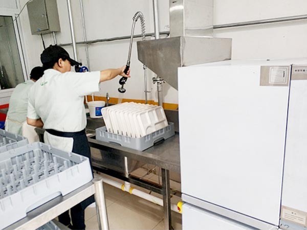 食堂洗碗機洗不干凈餐具的原因